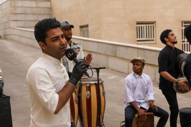 خبرنگاران اجرای موسیقی برای مبتلایان به کرونا در بیمارستان شهید صدوقی یزد